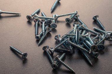 Bir avuç dolusu galvanizli vida. Yapı soyutlaması. Sanayi geçmişi.