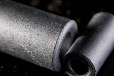 Ferrite boncuk indüktörünü kapat. Elektronik devrelerdeki yüksek frekanslı elektronik gürültüyü bastıran bir elektrik elementi..