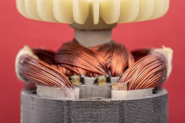 Elektrikli motorun soğutma iticileri kapanıyor. Elektrikli motor rotoru.