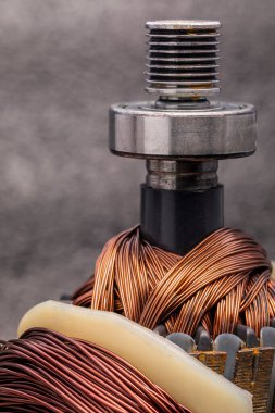 Elektrikli motorun pervanesinde kemer makara var. Bakır motor kıvrımları.