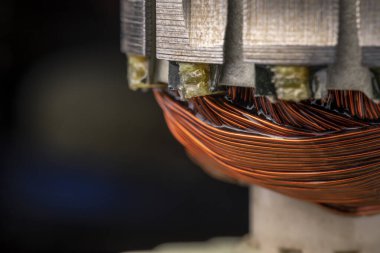 Motorun pervanesi yakın çekim. Bakır motor kıvrımları.