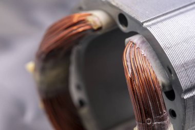 Elektrikli motorun durağanı. Bakır motor kıvrımları.