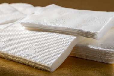 Tek kullanımlık kağıt peçeteler kapanıyor. Beyaz kağıt peçeteler.