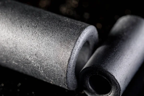 Ferrite boncuk indüktörünü kapat. Elektronik devrelerdeki yüksek frekanslı elektronik gürültüyü bastıran bir elektrik elementi..
