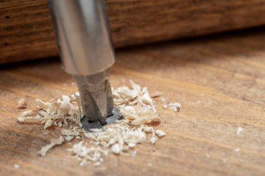 Kendi kendine dokunan vida, tahta bir tahtaya vidalanmış. Tahta için vida