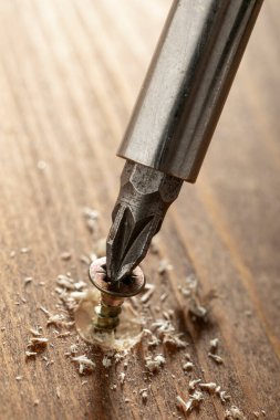 Kendi kendine dokunan vida, tahta bir tahtaya vidalanmış. Tahta için vida