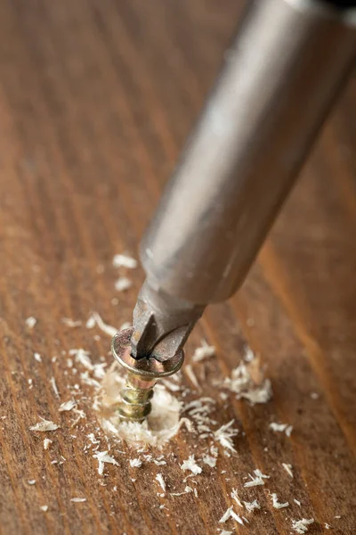 Selbstschneidende Schraube Nahaufnahme Ein Holzbrett Geschraubt Schraube Für Holz — Stockfoto