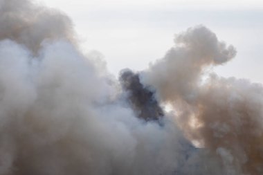 Büyük bir ateşten yükselen dumanlar, bulutlara benzer. Kümülüs bulutları.