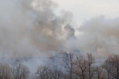 19. yüzyılın sonlarında inşa edilmiş bir tekstil fabrikasındaki yangından çıkan duman. Nevskaya Manufactura, St. Petersburg, 12 Nisan 2021.