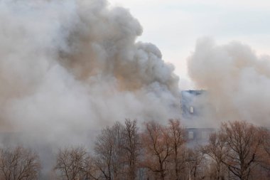 19. yüzyılın sonlarında inşa edilmiş bir tekstil fabrikasındaki yangından çıkan duman. Nevskaya Manufactura, St. Petersburg, 12 Nisan 2021.