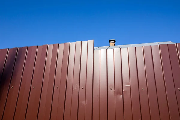 Profilozott Fémlemezből Készült Kerítés Kék Égbolttal Szemben Absztrakt Művészet Fotózás — Stock Fotó
