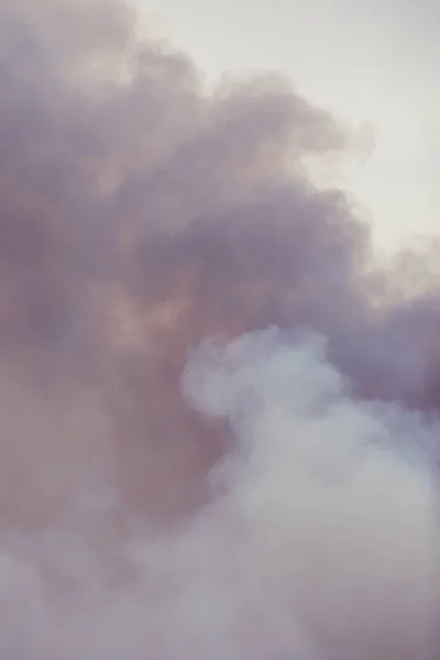 Rodar Fumaça Grande Fogo Semelhante Nuvens Nuvens Cúpulas — Fotografia de Stock