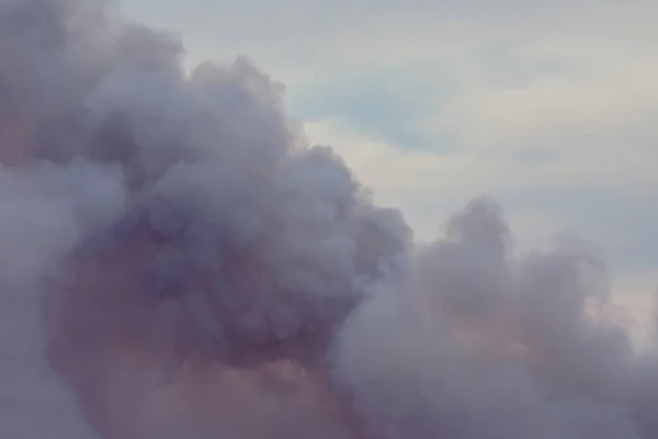 从一个类似云彩的大火堆中旋转着的烟雾 — 图库照片