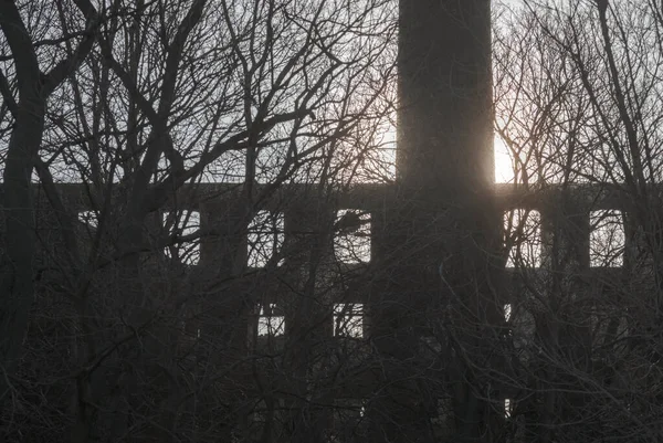 Überreste Eines Abgebrannten Gebäudes Mit Sonnenuntergang Ein Gebäude Ohne Dach — Stockfoto