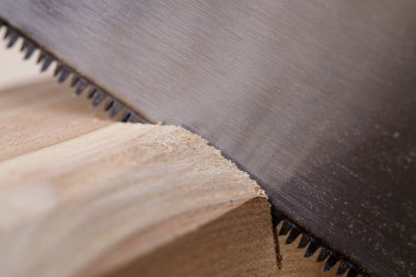 El testeresi ve tahta kalaslar. Japon dişli bir testere. Akçaağaç ağacı.