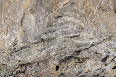 Bir adanın kayalık kıyılarında erozyon izleri var. Buzul kaynaklı göller.