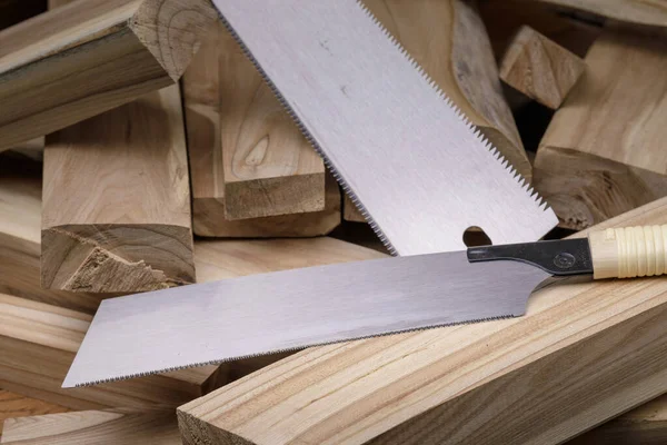 Handsäge Und Holzbretter Sägte Mit Einem Japanischen Zahn Ahornholz — Stockfoto