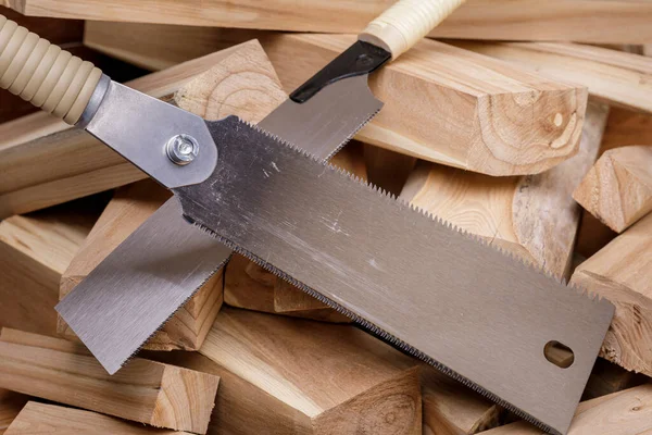 Handsäge Und Holzbretter Sägte Mit Einem Japanischen Zahn Ahornholz — Stockfoto