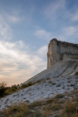 Kırım yarımadasının merkezindeki Ak-Kaya (Beyaz Kaya) dağının manzarası.
