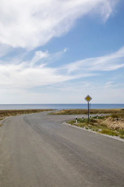 Señal Tráfico Carretera Principal Junto Mar Camino Largo Del Mar —  Fotos de Stock