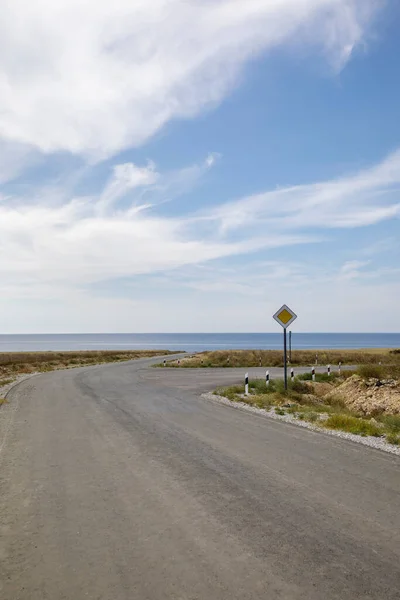 海では メイン道路の道路標識 海沿いの道路 — ストック写真
