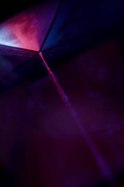 Işığın soyut arkaplanı cam kırıklarıyla, soyut görüntüyle. Bilim, ışık kırılması üzerine çalışma..