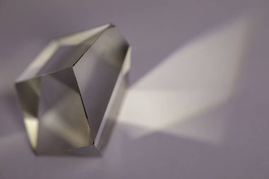 35 mm 'lik kamera bulucusunun optik pentapizmi. Işık camla kırılır..