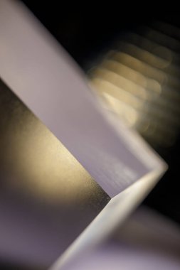 Işığın soyut arkaplanı cam kırıklarıyla, soyut görüntüyle. Bilim, ışık kırılması üzerine çalışma..