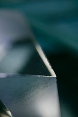 Işığın soyut arkaplanı cam kırıklarıyla, soyut görüntüyle. Bilim, ışık kırılması üzerine çalışma..