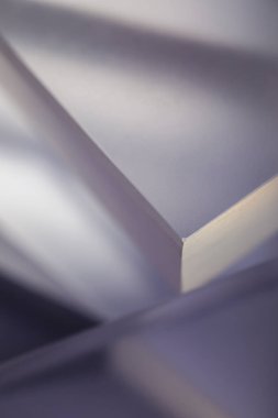 Işığın soyut arkaplanı cam kırıklarıyla, soyut görüntüyle. Bilim, ışık kırılması üzerine çalışma..