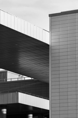 Yapı parçalarının geometrik tasarımlarının siyah beyaz fotoğrafı. Kontrast fotoğrafçılık.