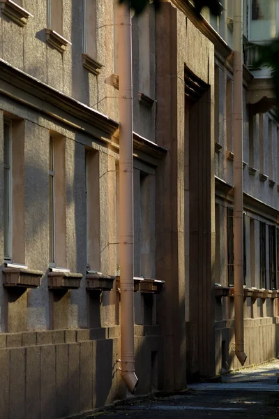Вхід Будівлі Тіні Дерев Дренажні Труби Багатоквартирного Будинку — стокове фото