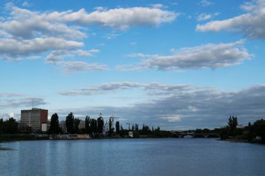 Güney Böcek Nehri manzarası, toprak seti ve kutsal Bakire Meryem 'in şefaatinin Yunan Katolik Kilisesi..