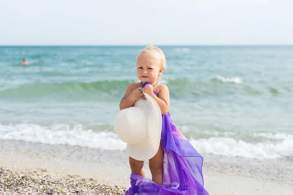 Het kind, een meisje die zich voordeed op het strand, klein model op het strand, zomervakantie op zee — Stockfoto