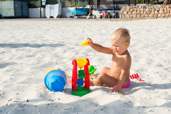 Het kind, een meisje spelen op het strand, de zomervakantie, dan het kind op het strand, de opvoeding en de ontwikkeling van het kind — Stockfoto