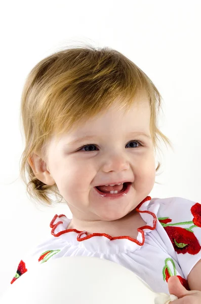 Bir gülümseyen portresi küçük kız, çocukluk, içten gülümseme, neşeli kahkahalar — Stok fotoğraf