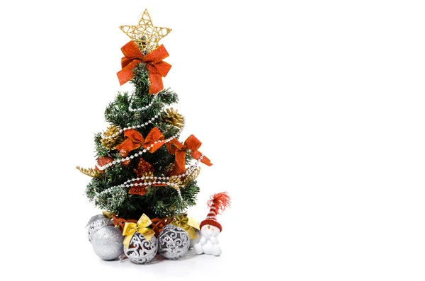 süslü, beyaz bir arka plan üzerinde iyi giyimli Noel ağacı