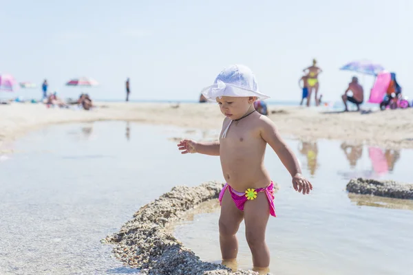 Het kind, een meisje op het strand is een zandkasteel, onderwijs en activiteiten voor kinderen, zomervakantie op zee zeegezicht, zee bruin waterbehandeling — Stockfoto