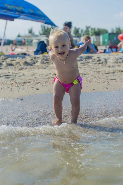 Het kind, een meisje op het strand is een zandkasteel, onderwijs en activiteiten voor kinderen, zomervakantie op zee zeegezicht, zee bruin waterbehandeling — Stockfoto