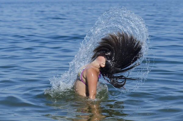 Piękno Model dziewczyna przelewanie wody z jej włosów. Teen dziewczyna pływanie i zalewaniem na lato plaża na zachód słońca. Piękna kobieta w wodzie. Wakacje na morzu — Zdjęcie stockowe