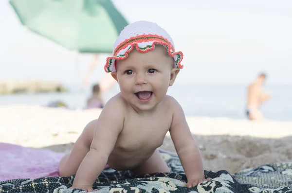 Gelukkig klein meisje permanent op strand, rebengok meisje sunbathes op een strand, de eerste zomervakantie op zee — Stockfoto