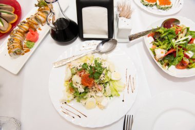 Somon, havyar, sebze ve Bıldırcın yumurta salatası. Avrupa mutfağı incelik.