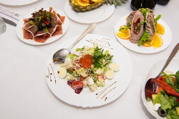 Ensalada con salmón, caviar, verduras y huevos de codorniz. Delicadeza de la cocina europea . Imagen De Stock