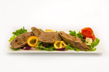 rulo köfte mantar ile doldurulmuş. Rulo köfte mantar, marul, domates, portakal ile süslenmiş. İncelik Şef