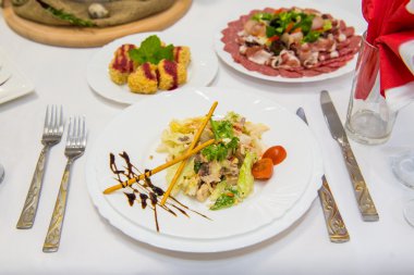 Diyet salata tavuk, avokado, salatalık, domates ve Çin lahanası. Et Çin lahanası salatası. Tarifi enfes yemekleri.
