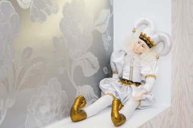 Joker oyuncak bebek, beyaz arka plan üzerinde izole. Bebek harlequin, Hall, Venedik bebek dekorasyon