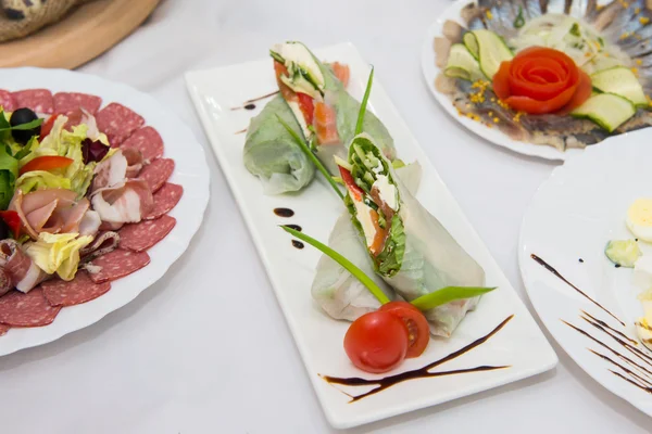 Şarküteri Avrupa Restoran. Lahana nağmeleme somon ve salatalık ile. meze tarifleri — Stok fotoğraf