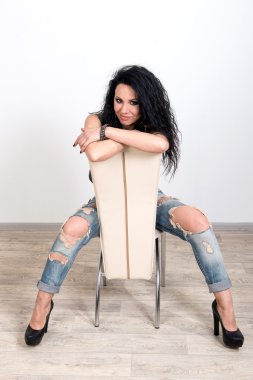 Seksi çarpıcı hipster kadın, parlak moda portre yapmak vintage güneş gözlüğü, bisikletçinin deri ceket, trendy takılar ve aksesuarları. Kentsel duvar arka plan. Motorcu Photoshoot rahat