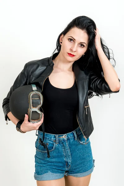 Seksi çarpıcı hipster kadın, parlak moda portre yapmak vintage güneş gözlüğü, bisikletçinin deri ceket, trendy takılar ve aksesuarları. Kentsel duvar arka plan. Motorcu Photoshoot rahat
