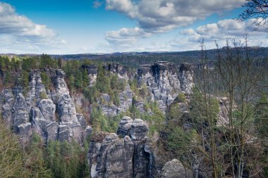 Sakson İsviçre Milli Parkı 'nın güzel manzarası, kumtaşı kayaları, Almanya